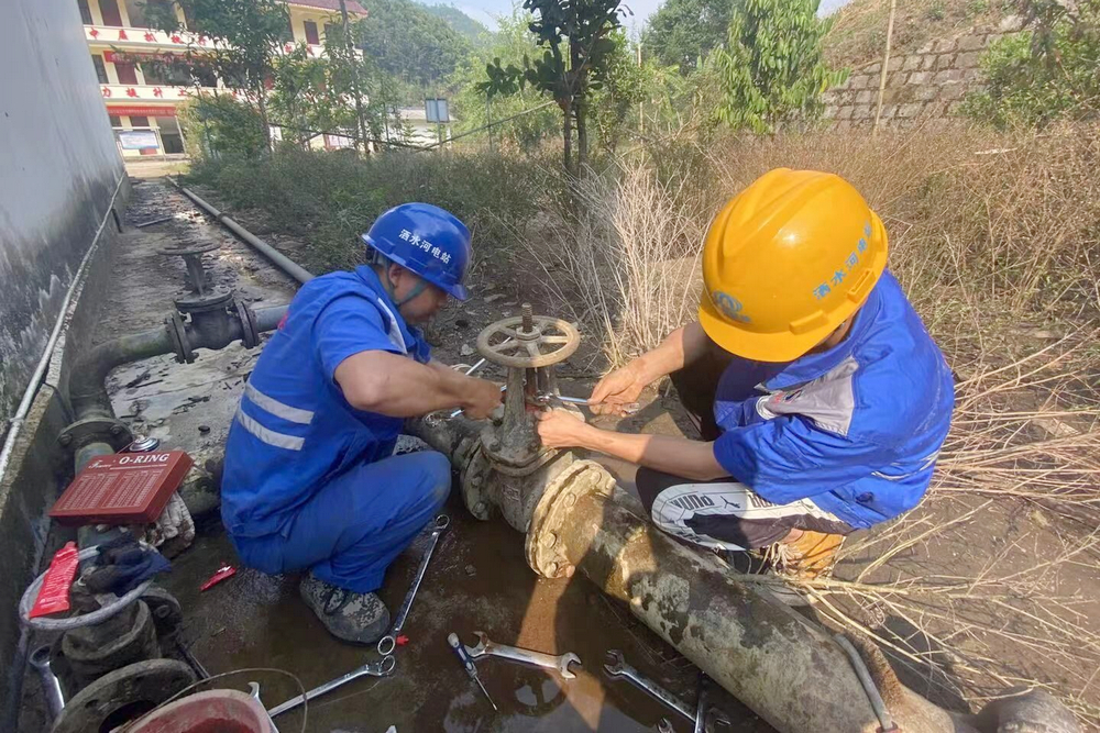 检查管道密封情况.jpg