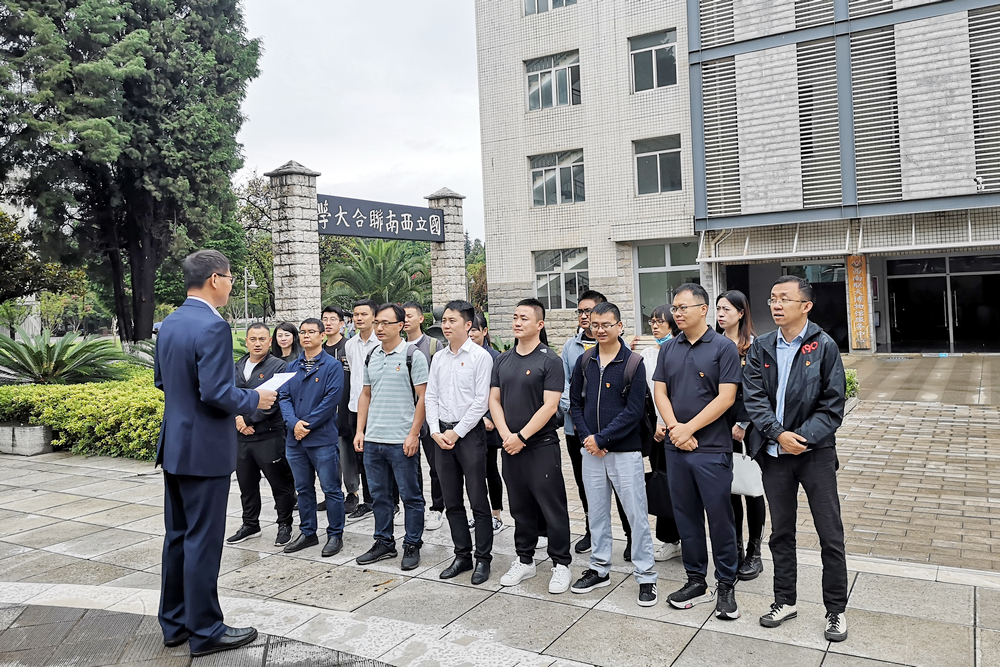 讲党课.jpg