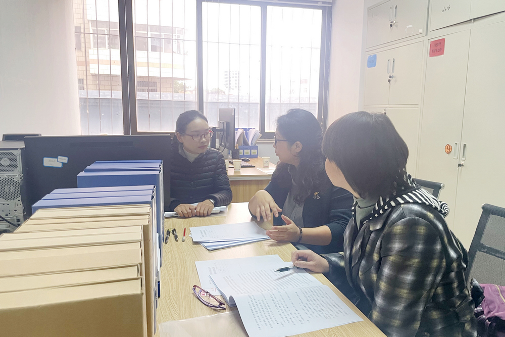 检查组检查企业档案管理工作及文书档案管理.jpg