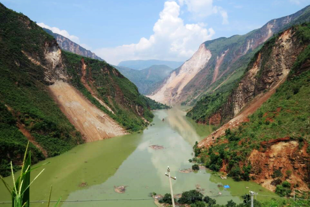 2014年8月3日云南鲁甸发生6.5级地震，牛栏江红石岩段左右岸山体崩塌，阻断牛栏江干流，形成极高危险等级的大型堰塞湖.jpg